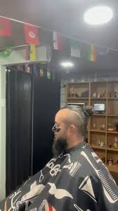 Silla de barbería profesional de La Logia con ambiente clásico